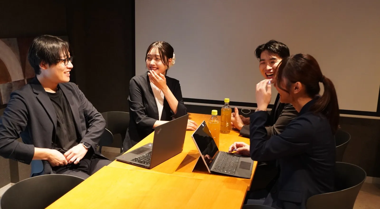 打ち合わせで笑顔で話すCampus Blendのメンバー
